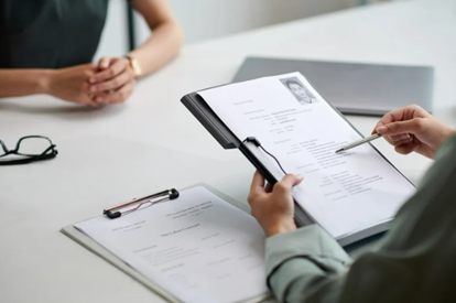 Recruter un profil commercial : comment décrypter un CV vraiment performant